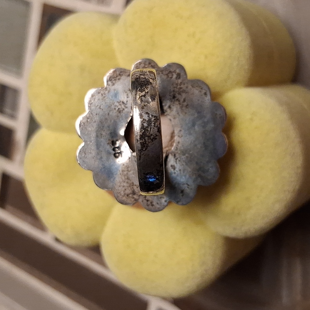 Vintage Elegant White Shell Ring - Picture 5 of 7